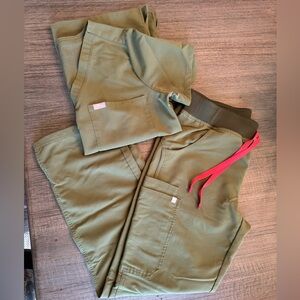 FIGS green scrub set